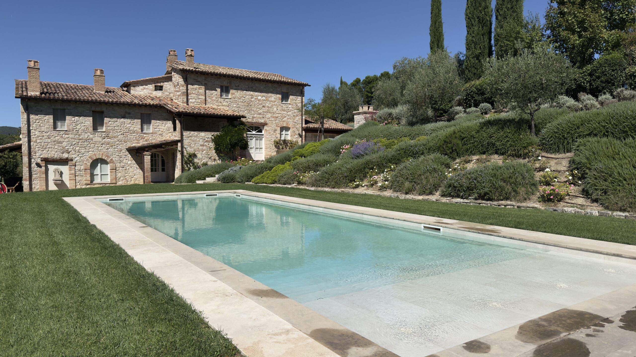 Piscina esterna nel giardino di una villa in Umbria